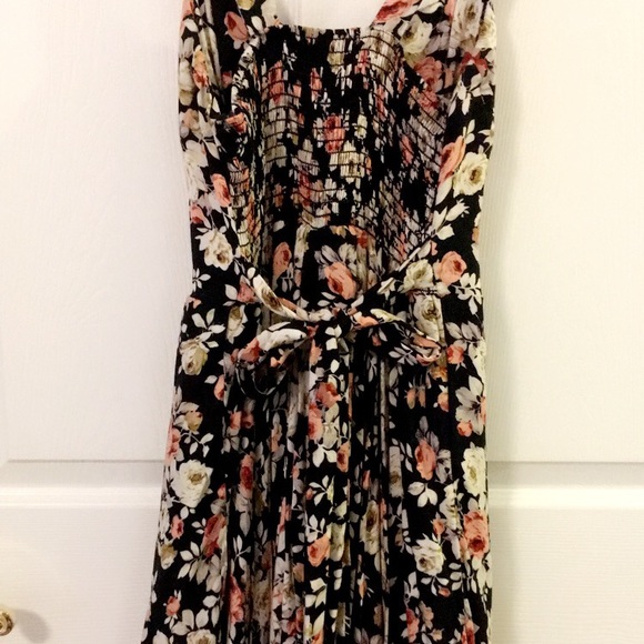 (SOLD) BN* Floral patterned Skater Dress 🌸 - Picture 7 of 8